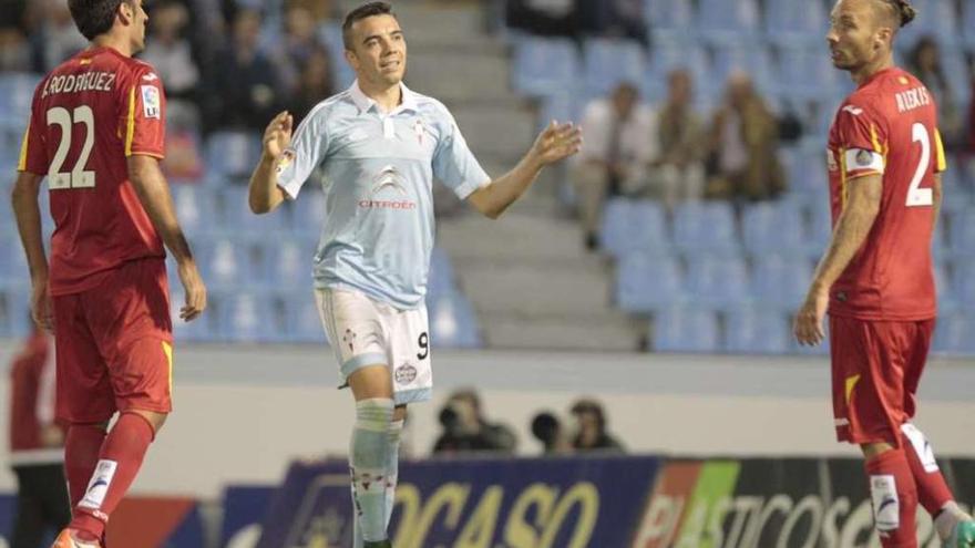 Iago Aspas, entre Juan Rodríguez y Alexis, en el encuentro de la primera vuelta. // José Lores