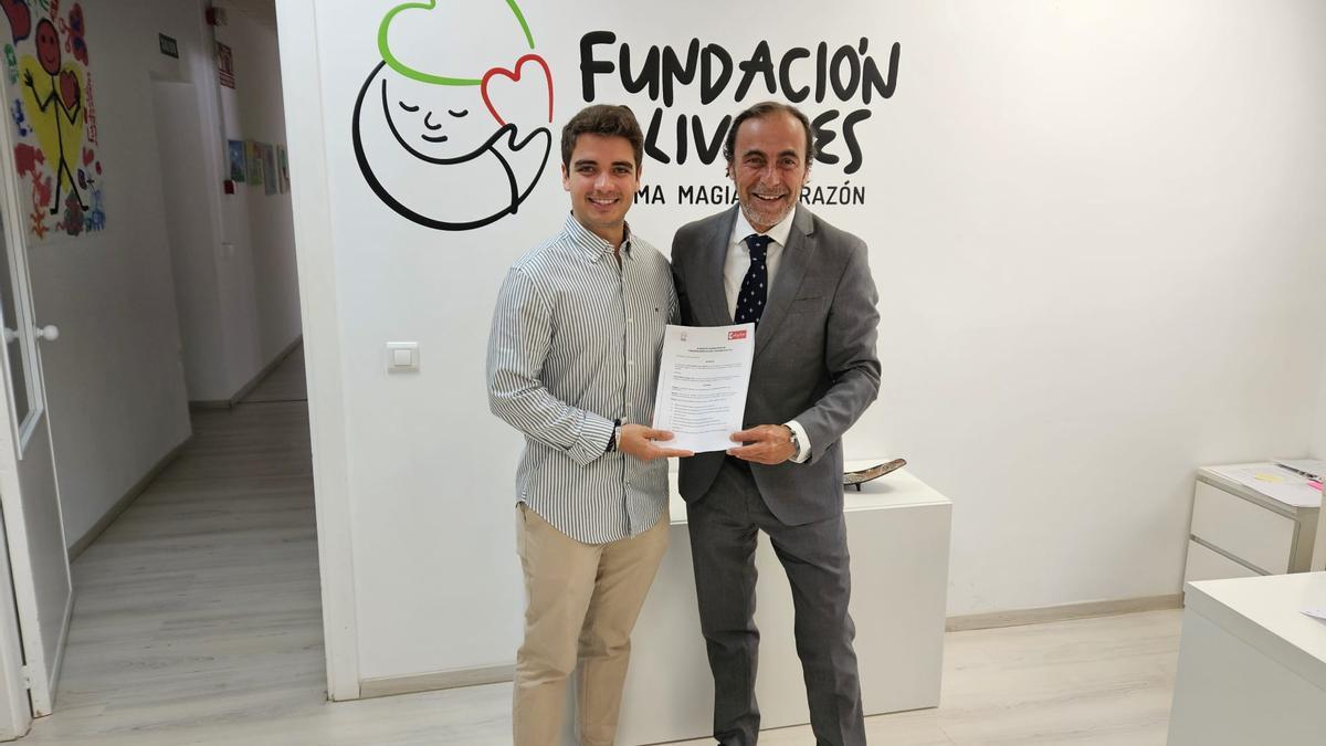 Andrés Olivares, a la derecha, presidente de la Fundación Olivares, junto con Diego Losada, miembro del comité de acción social de Alquiber