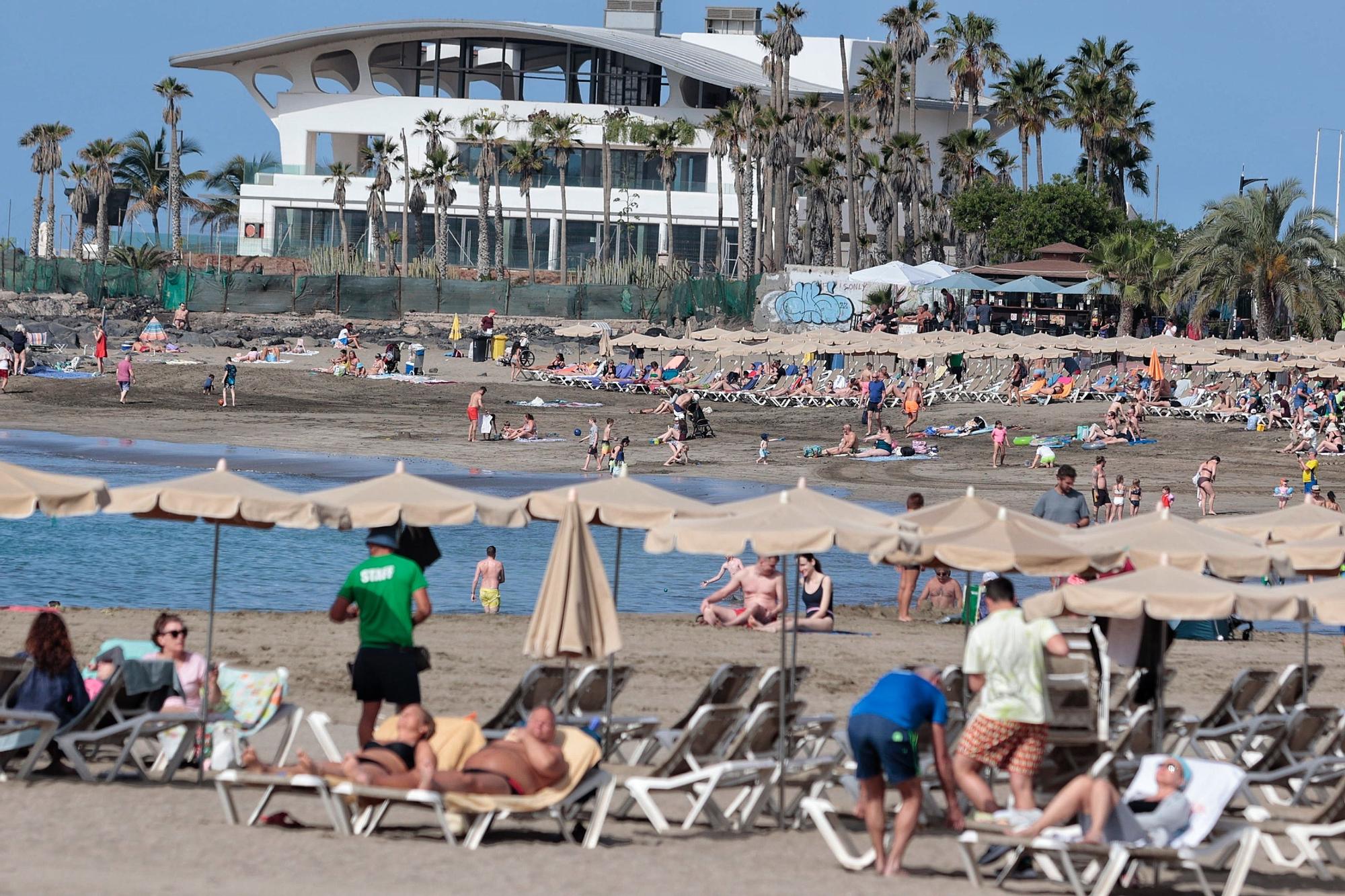 Playas llenas en el Sur de Tenerife durante la Semana Santa