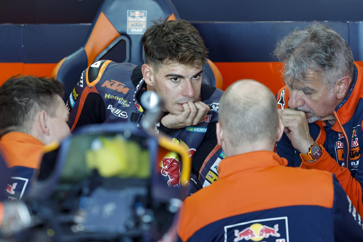 Augusto, en los boxes del equipo Red Bull KTM Ajo.