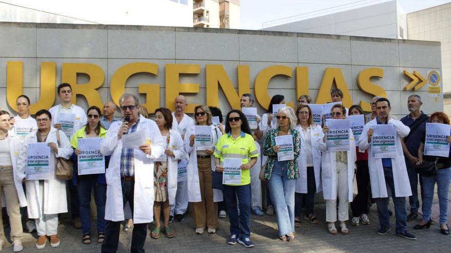 Protesta de médicos de Urgencias esta semana en el Reina Sofía por la falta de profesionales. | NURIA GARCÍA