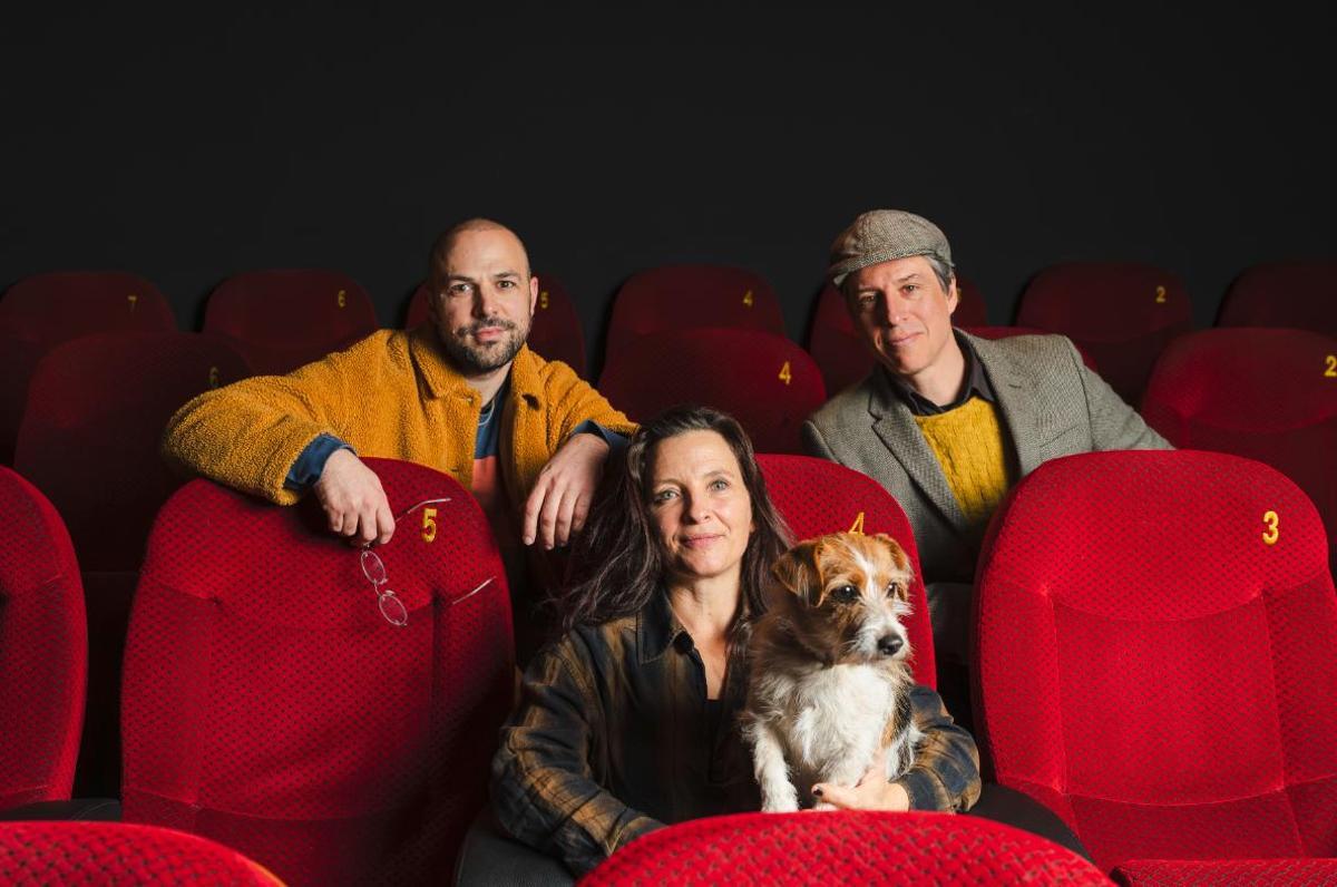 El director del documental, Salvador Sunyer, con Camille Decourtye y Blai Mateu, fundadores de Baro D'evel.