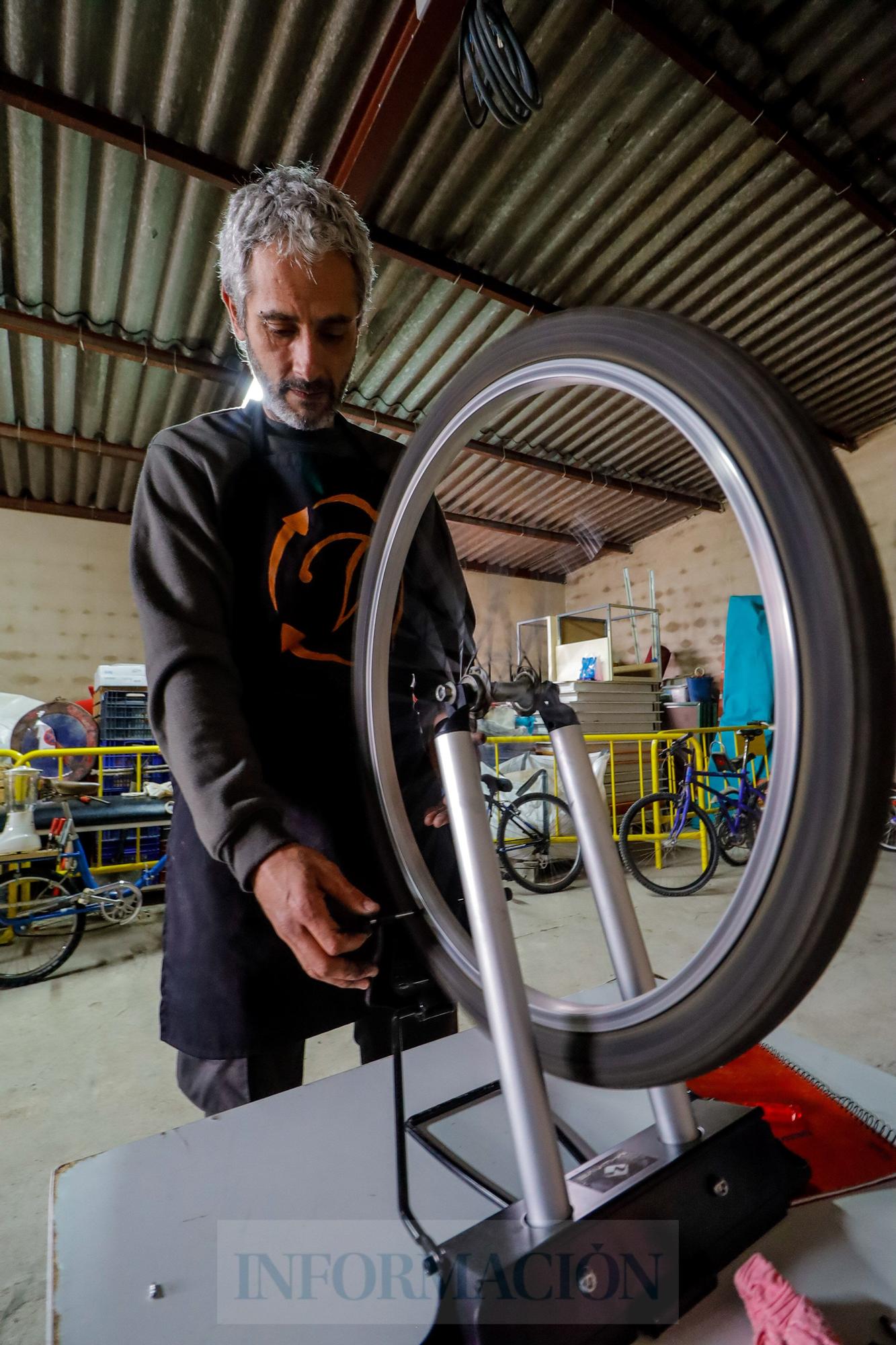 Bicicletas recicladas, un vehículo para la integración