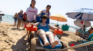 A la playa contra la soledad en Alicante