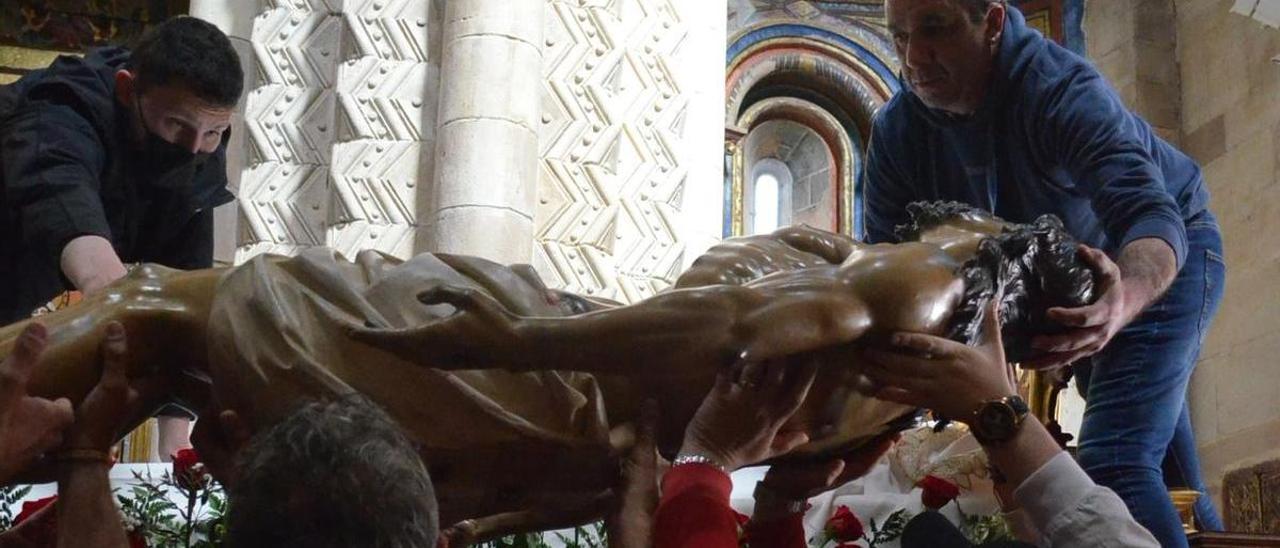 Cofrades del Santo Entierro de Benavente recogen la imagen del Yacente. / E. P.