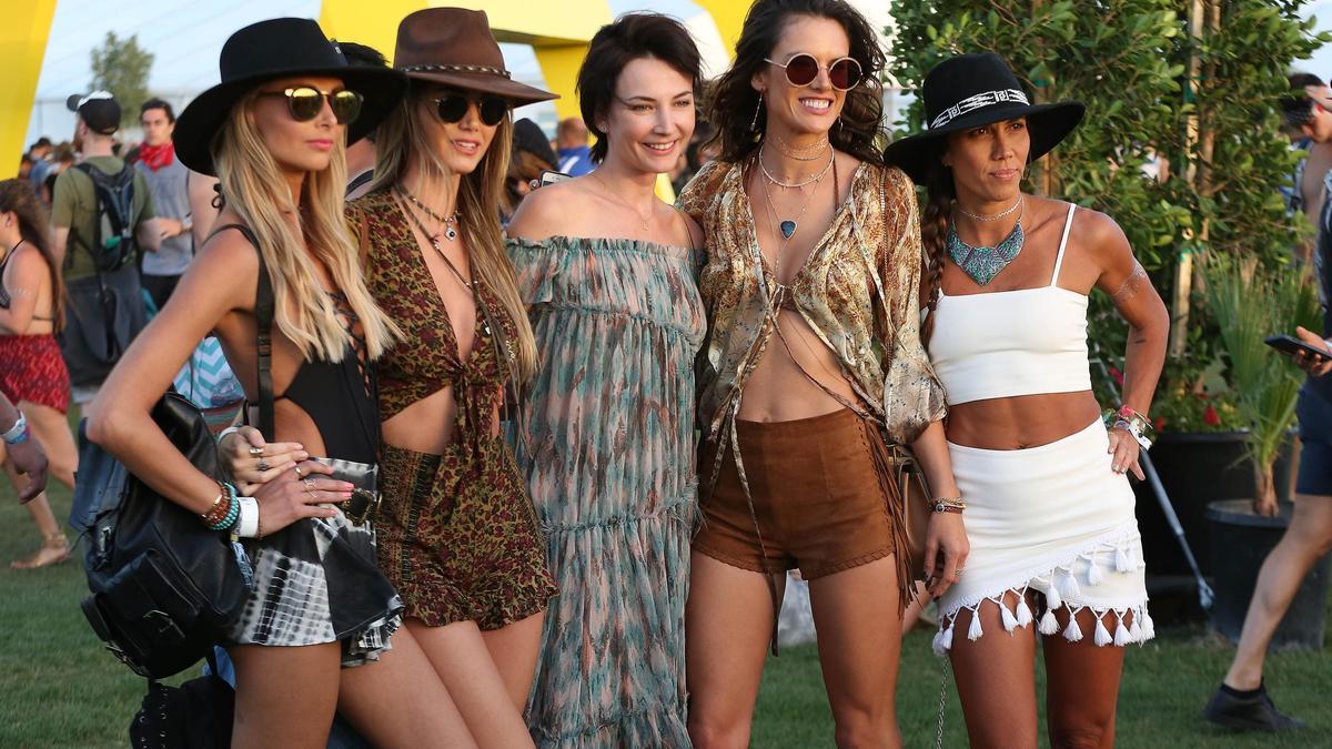 Alessandra Ambrosio con un grupo de amigas en el Festival Coachella 2016