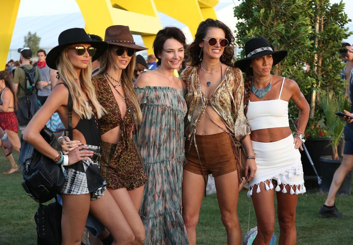 Alessandra Ambrosio con un grupo de amigas en el Festival Coachella 2016