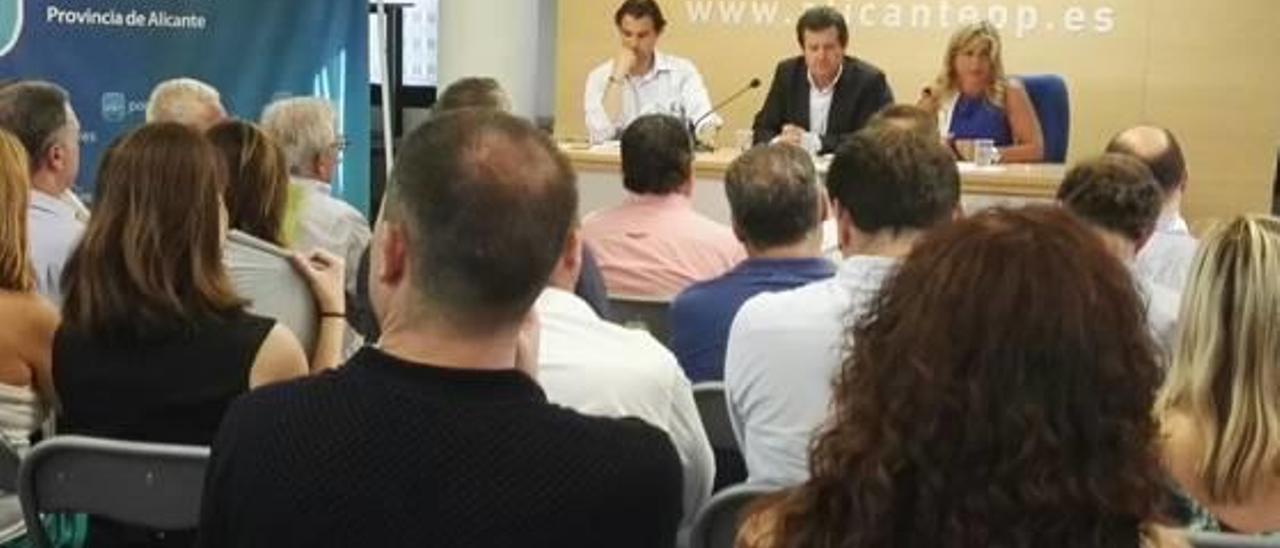 Eduardo Dolón, José Císcar y Eva Ortiz, durante la reunión de la Junta Directiva del PP.