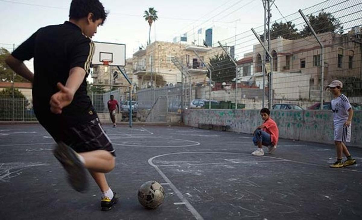 Joves àrabs d’Israel juguen a futbol en un parc a la ciutat de Haifa, al nord. Les relacions entre els ciutadans jueus i la minoria àrab no han estat mai cordials.