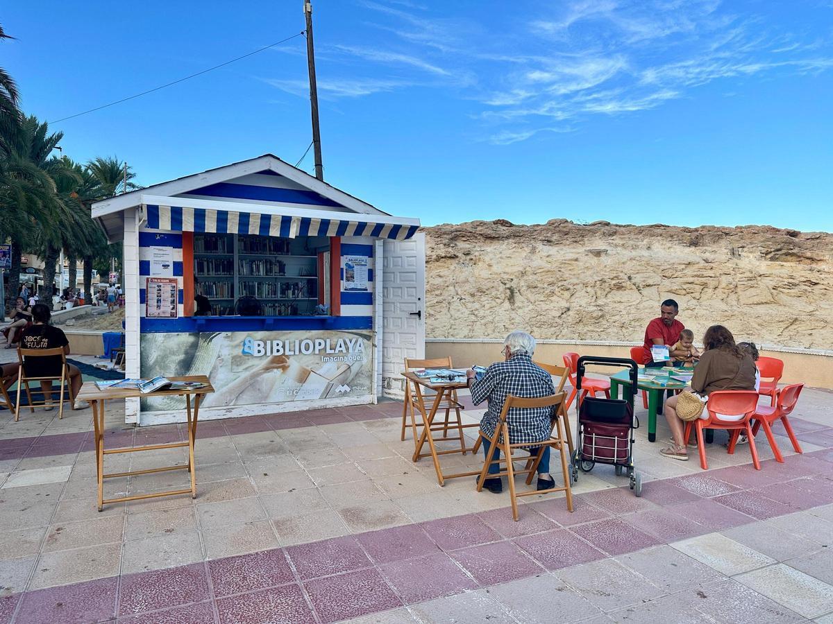 El mar y la lectura se juntan para las familias en El Campello