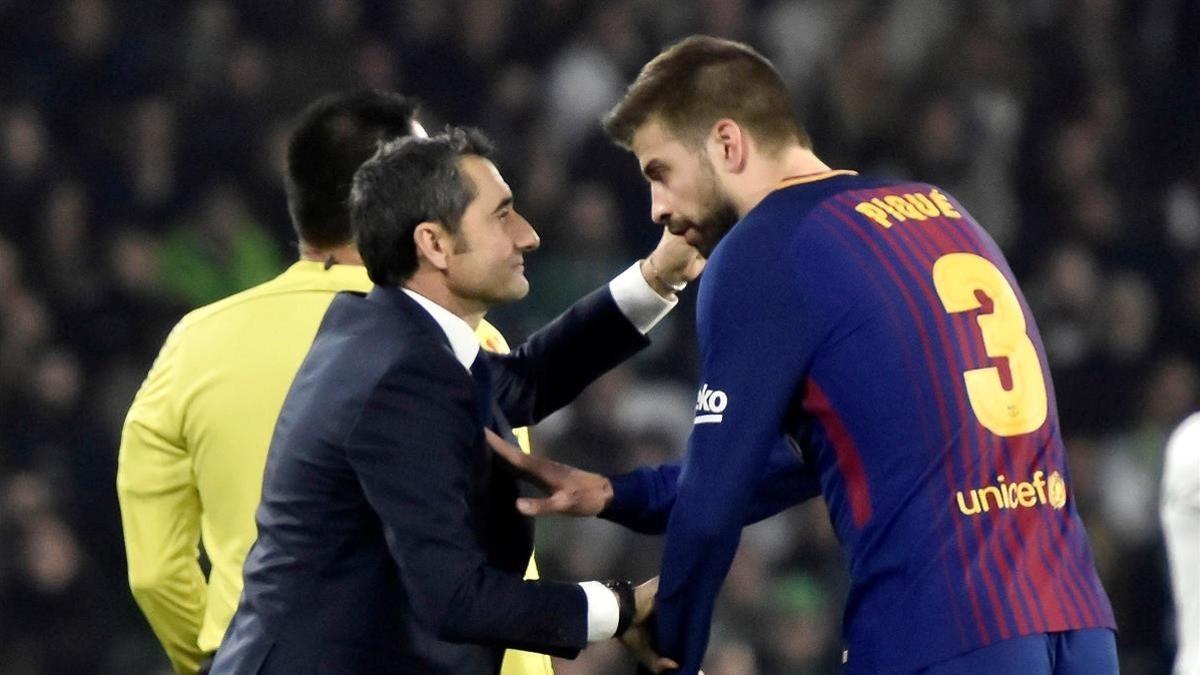 Ernesto Valverde habla con Gerard Piqué durante el partido en el Villamarín