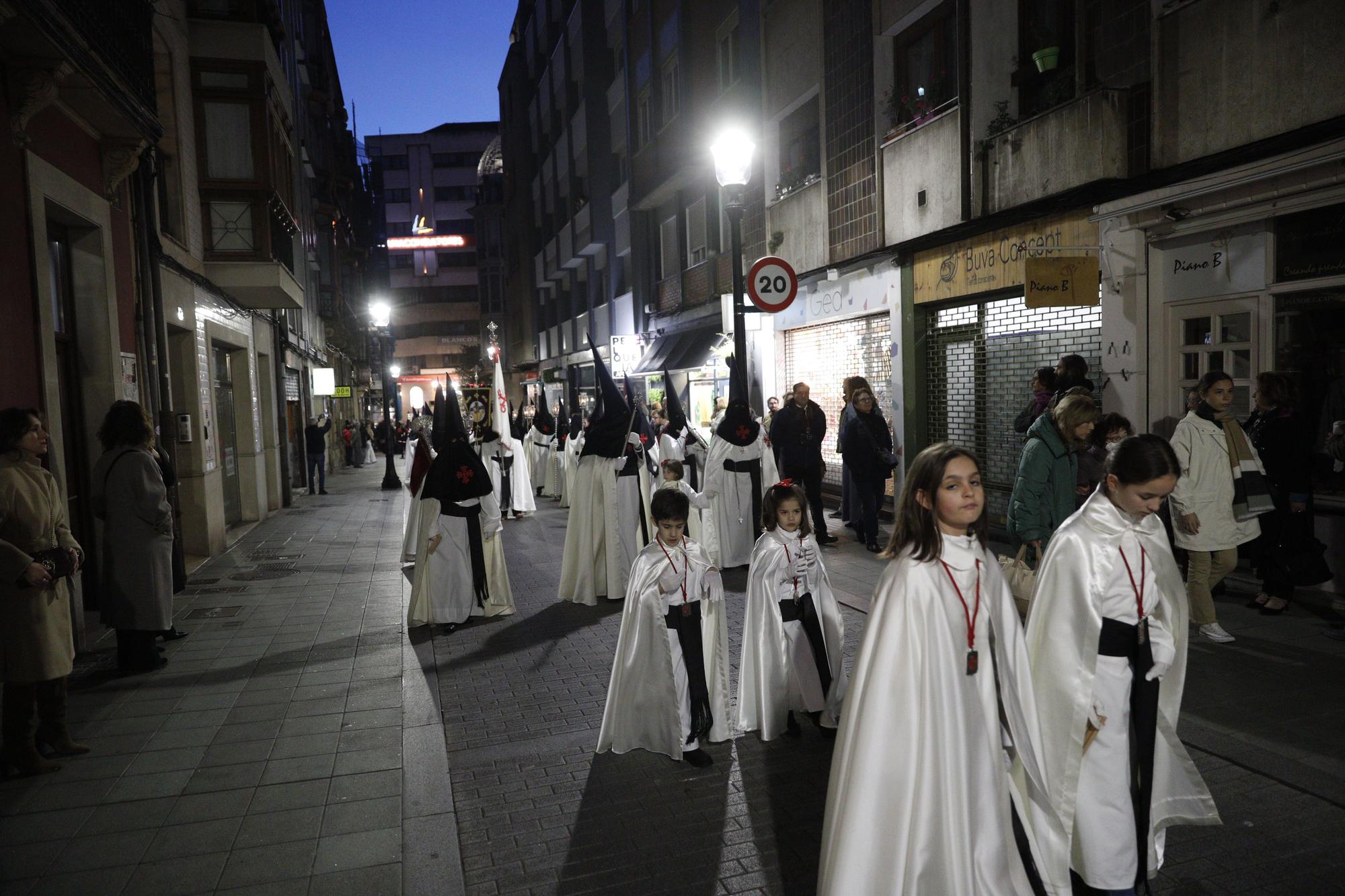 En imágenes: Así fue la multitudinaria procesión del Jueves Santo en Gijón