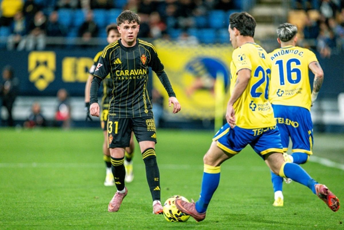 Hugo Pinilla trata de obstaculizar a Iza durante el encuentro del viernes en Cádiz.