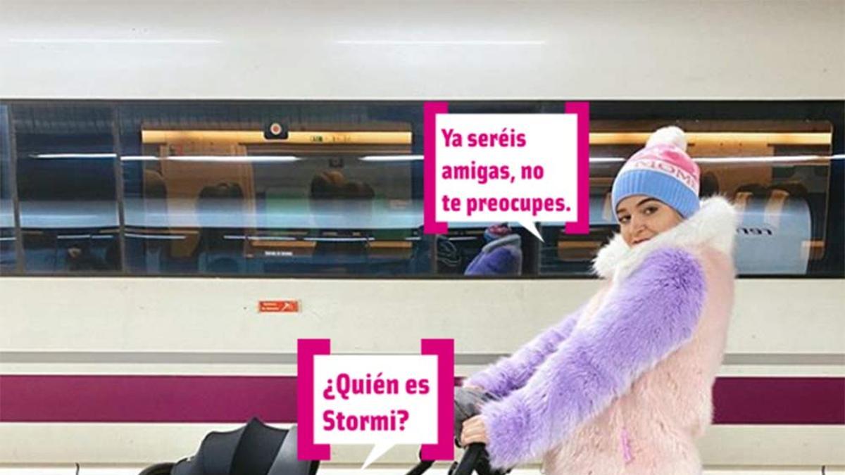 Laura Escanes con su hija Roma en la estación de tren de Barcelona