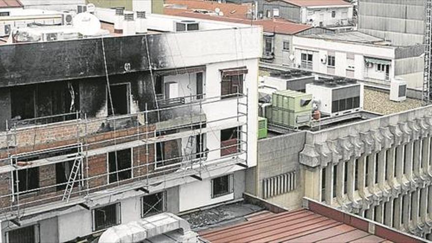 Dos desalojados regresan al edificio de Virgen de la Montaña de Cáceres