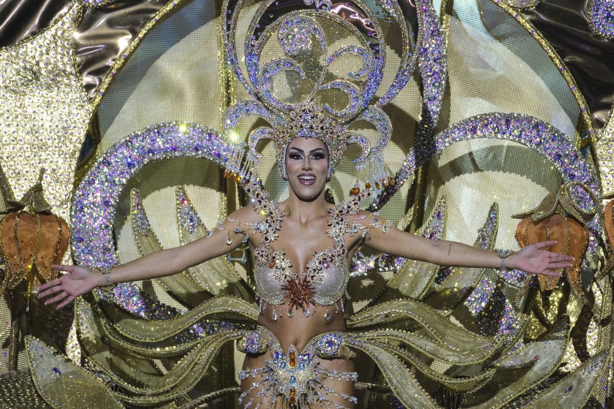 Evelyn Moreno Quintana, por Pescados Oliver Miranda Artiles y Atrium Veterinarios, lleva un diseño de Juan Miranda Artiles: «Esencia»