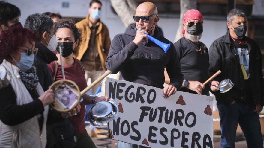 Unas 200 personas muestran en Los Silos su rechazo al convenio de vertidos