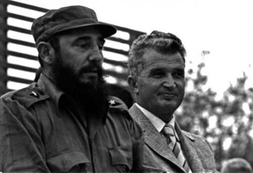 Fidel Castro (iz) con el presidente de Rumanía Nicolae Ceausescu.
