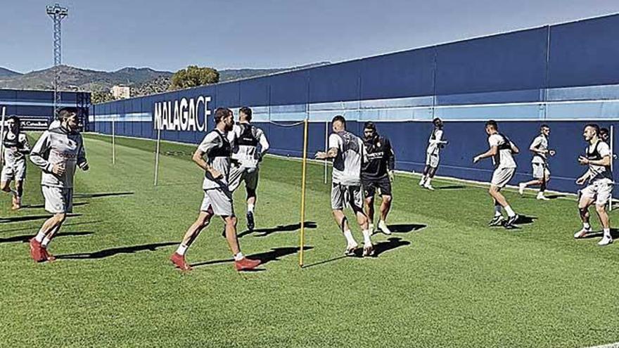 El conjunto bermellÃ³n entrenÃ³ ayer por la tarde en el campo anexo a La Rosaleda.