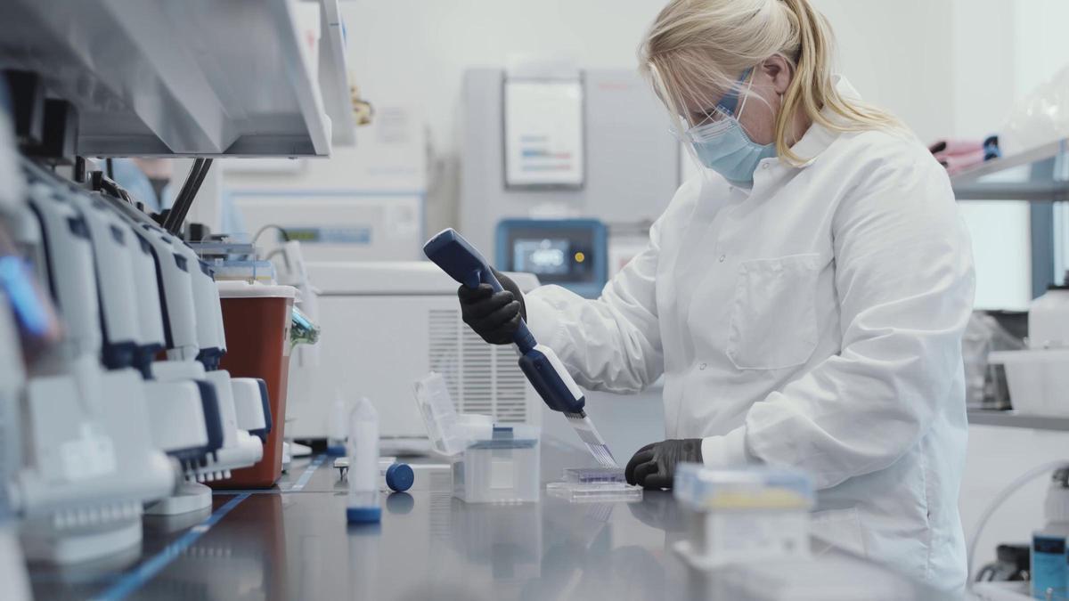 Una científica trabaja en la vacuna contra el Covid-19 en los laboratorios de Moderna.