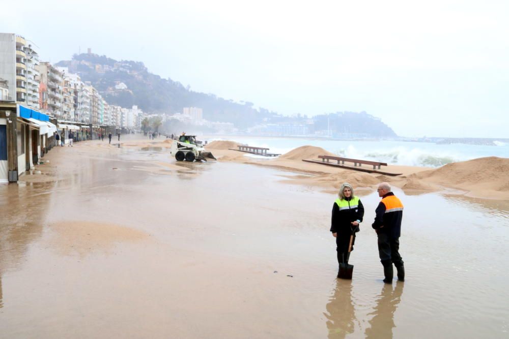 A Blanes s''ha construït un mur de sorra per frenar l''onatge