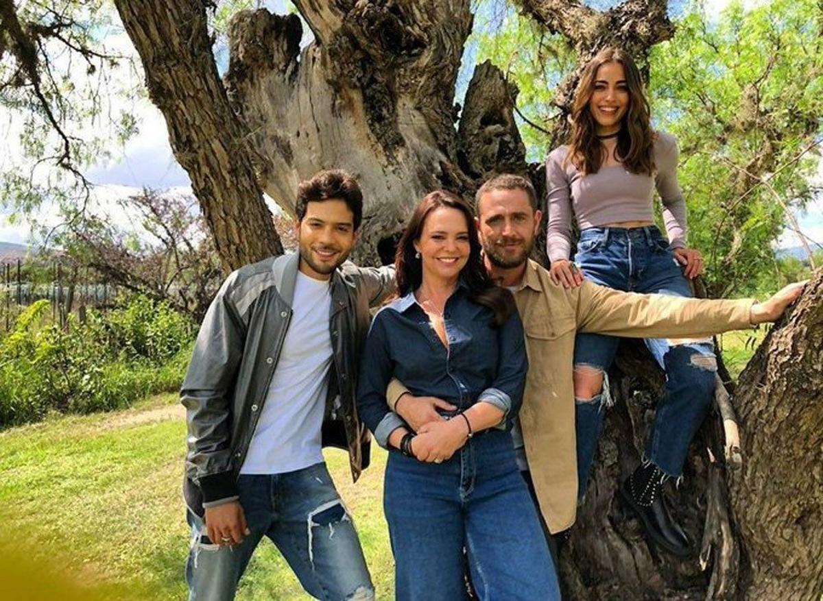 'Pasión de Gavilanes 2', la foto familiar de Franco Reyes y Sarita Elizondo