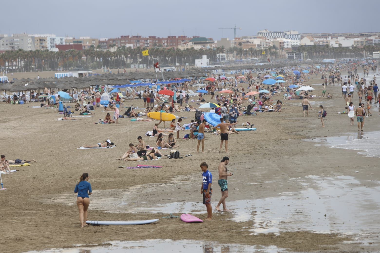 La lluvia no vacía las playas: así está hoy la playa de la Malva-rosa