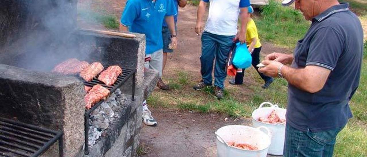 Una churrascada celebrada en un monte de Vigo. // FdV