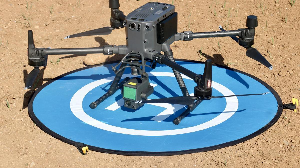 Un dron d'Endesa utilitzat per analitzar l'estat de les línies aèries a Terrassa.