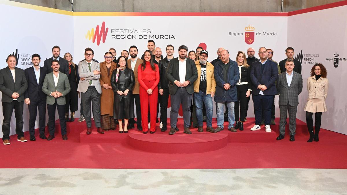 Foto de famila de López Miras con promotores públicos y privados de los festivales de la Región.