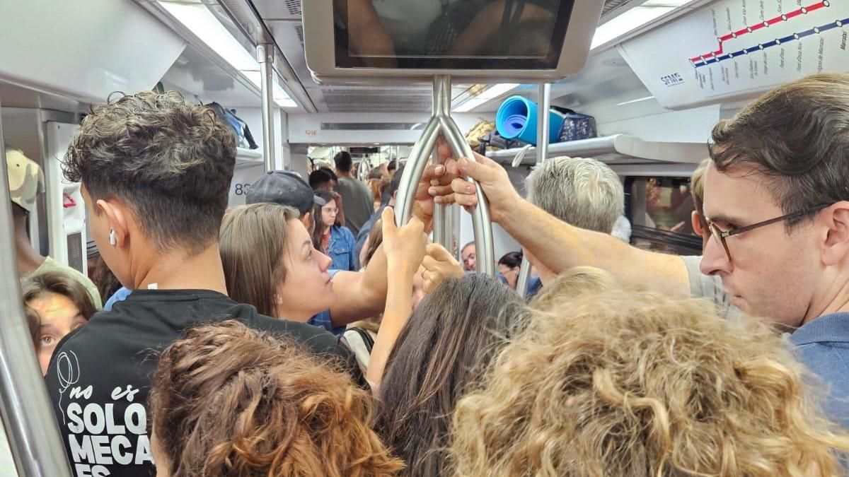 Gente apiñada en el tren este 1 de agosto.