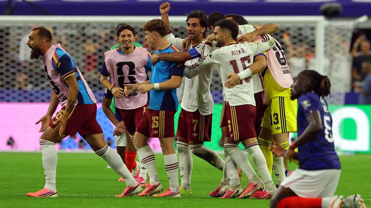 Los jugadores de España celebran su victoria ante Francia.