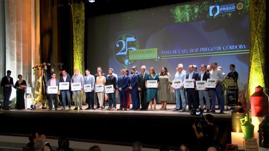 Autoridades e integrantes del panel de cata de la Denominación, ayer en el Teatro Victoria de Priego.