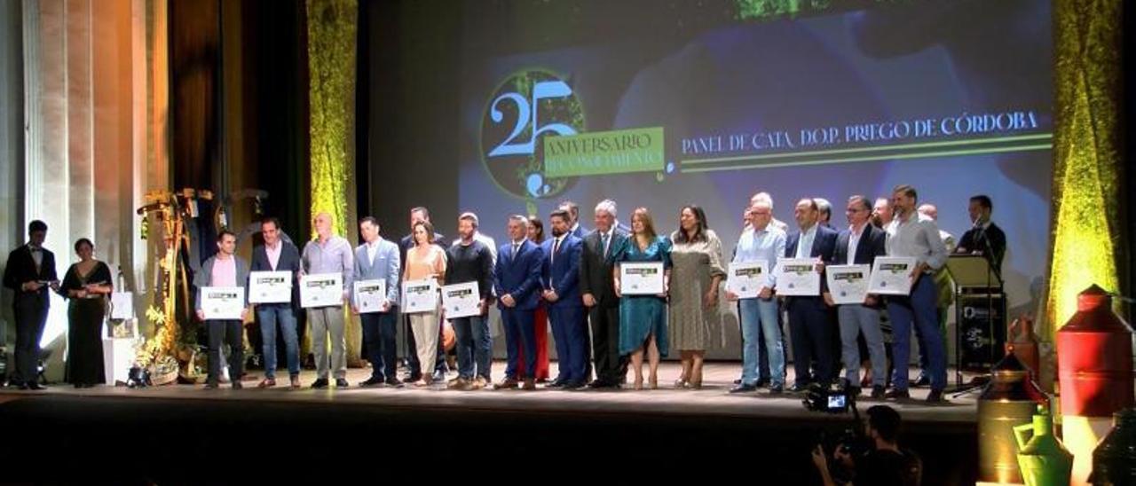 Autoridades e integrantes del panel de cata de la Denominación, ayer en el Teatro Victoria de Priego.