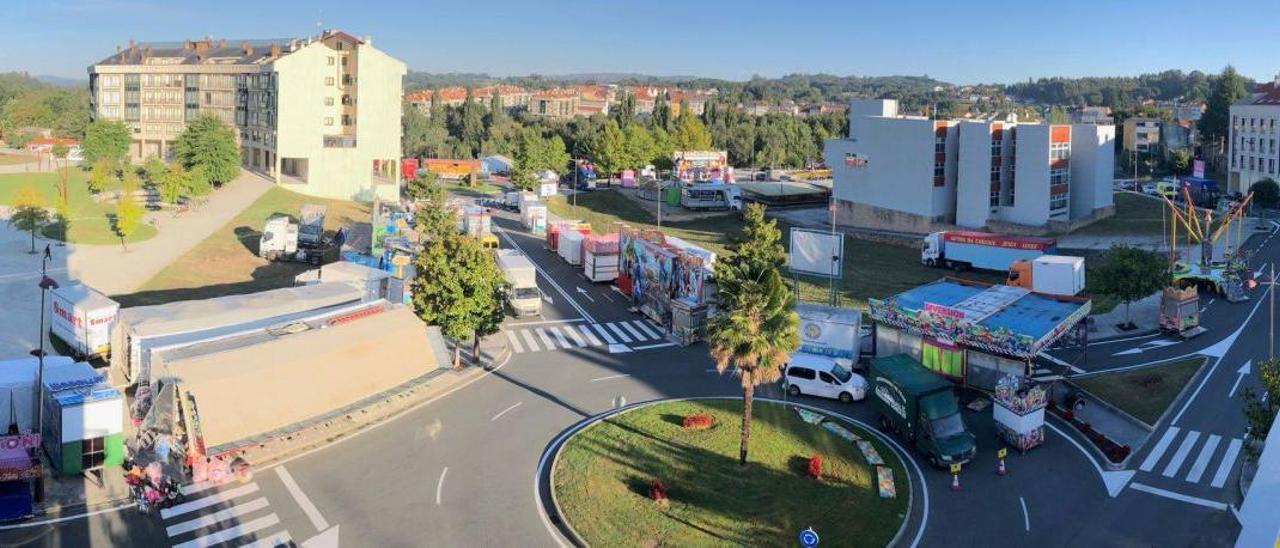 Vista panorámica de las atracciones, ayer, en la urbanización de O Regueiriño.