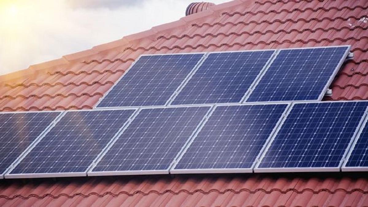 Panel solar en una vivienda.