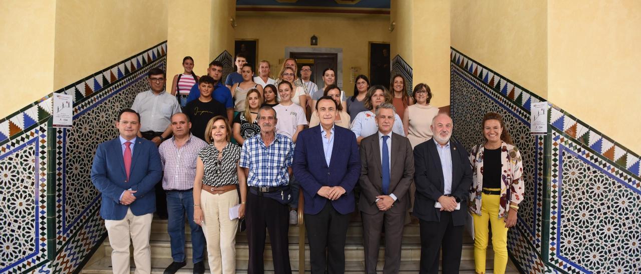 Autoridades, alumnos y representantes vecinales y empresariales en la clausura de la cuarta edición del Programa Palmeras.