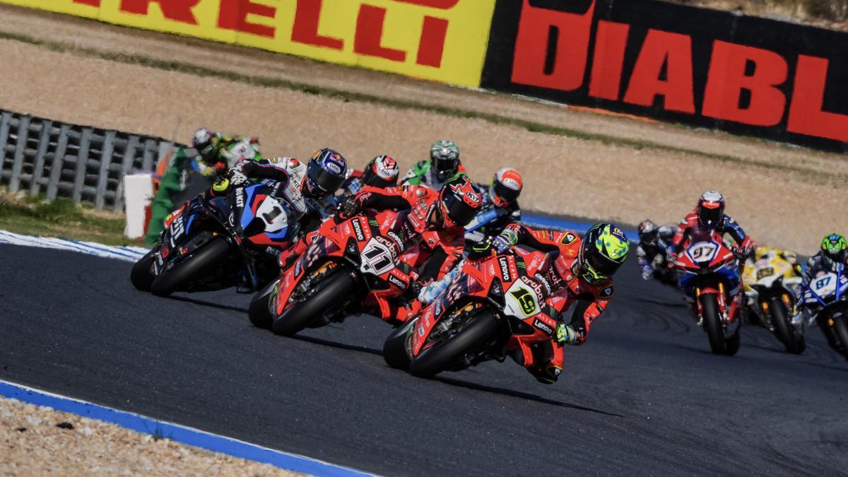 Álvaro Bautista liderando la carrera 1 de Estoril