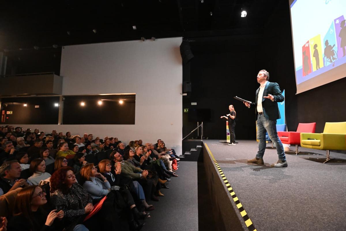 El actor Javier Varela durante la Gala de la Discapacidad ante cientos de asistentes