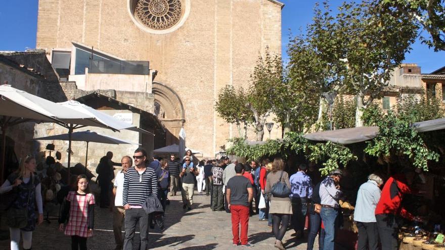 Imagen del mercadillo domicical de la plaza Mayor de PollenÃ§a