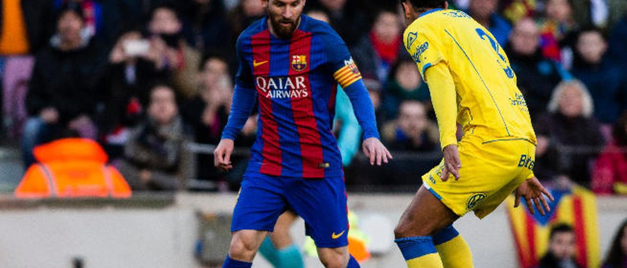 Messi encara a Lemos, en la disputa de la última jornada en el Camp Nou.