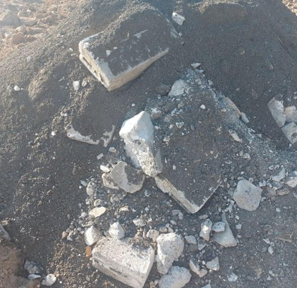 Detalle de los restos de asfalto que se han dejado en estas parcelas