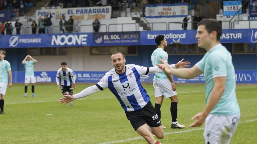 Santamaría celebra uno de sus goles ante el Escobedo. | MIKI LÓPEZ