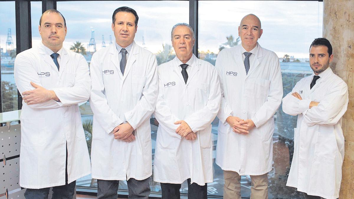 De izquierda a derecha, los doctores Gustavo Blanco, Felipe García, Gerardo Garcés, Álvaro Rafael Blanco y Andrés Logiogio, del equipo de Traumatología de Hospital Perpetuo Socorro.