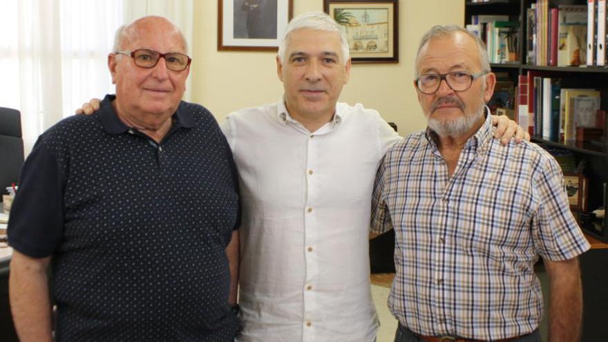 El alcalde con los embajadores durante su presentación