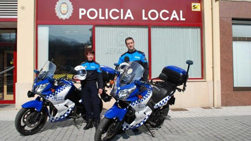 Dos agentes de la Policía Local de Nava, delante de la Jefatura.