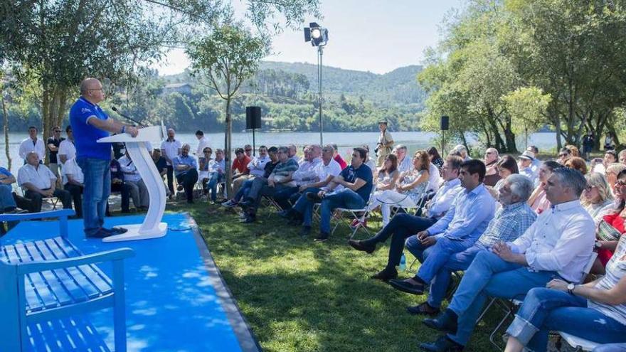 Público asistente a la junta directiva del PP, celebrada en el área termal de Barbantes Estación. // J. Regal