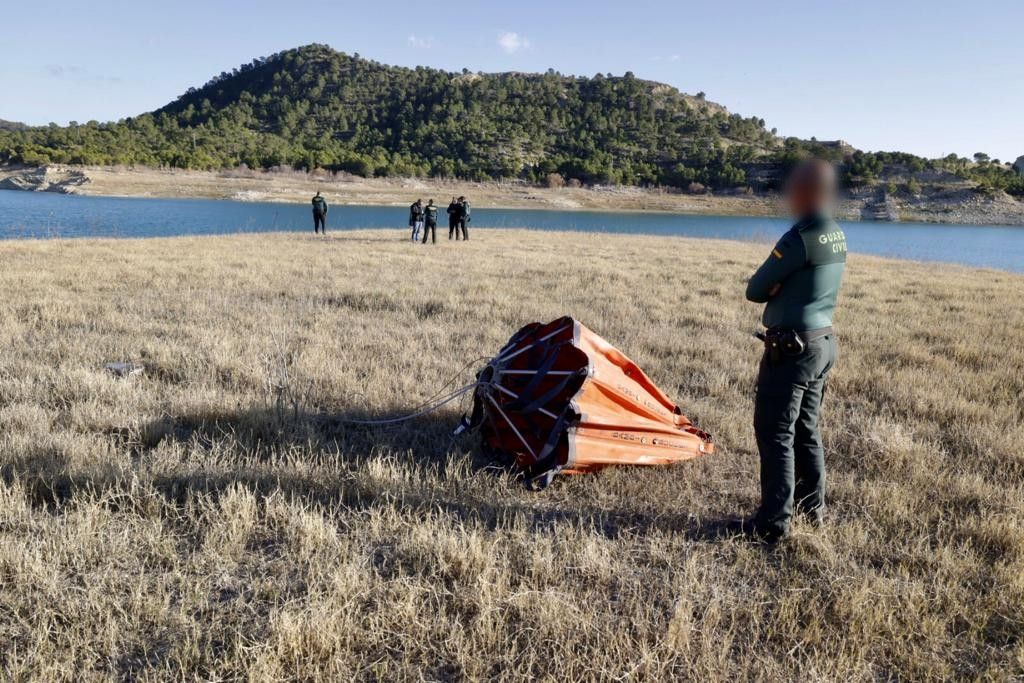 Un helicóptero de extinción cae al pantano de La Vila cuando hacía unas prácticas