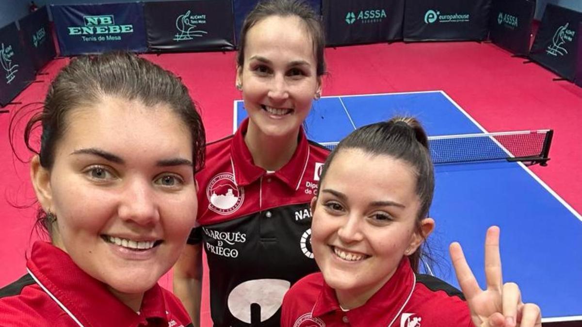 Las jugadoras del Priego femenino celebran la victoria en Alicante.