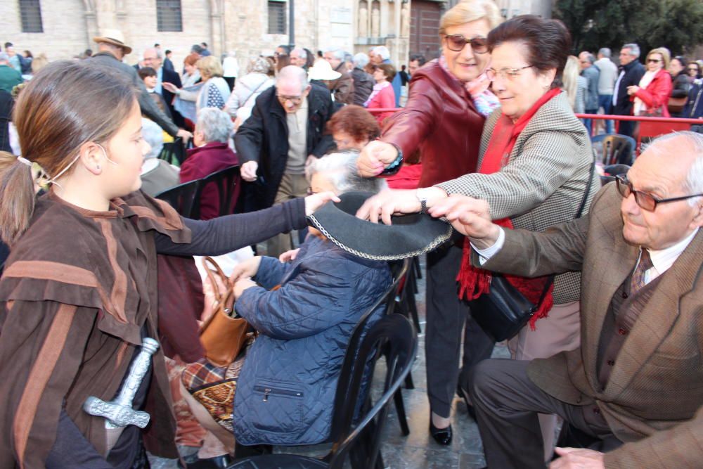 Al acabar la representación de la Pila, un detalle con los niños.